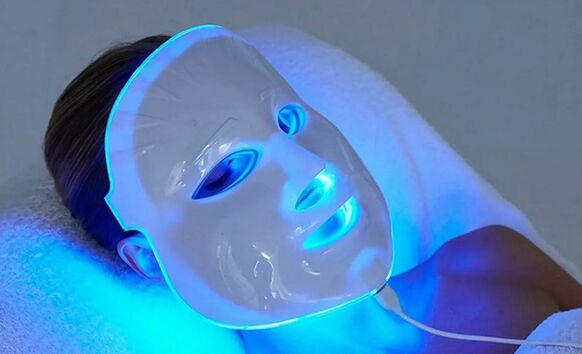 Tratamiento de fototerapia con LED para combatir los cambios relacionados con la edad en la piel del rostro. 