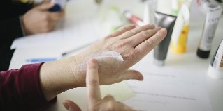 rejuvenecimiento de la piel de las manos en el hogar