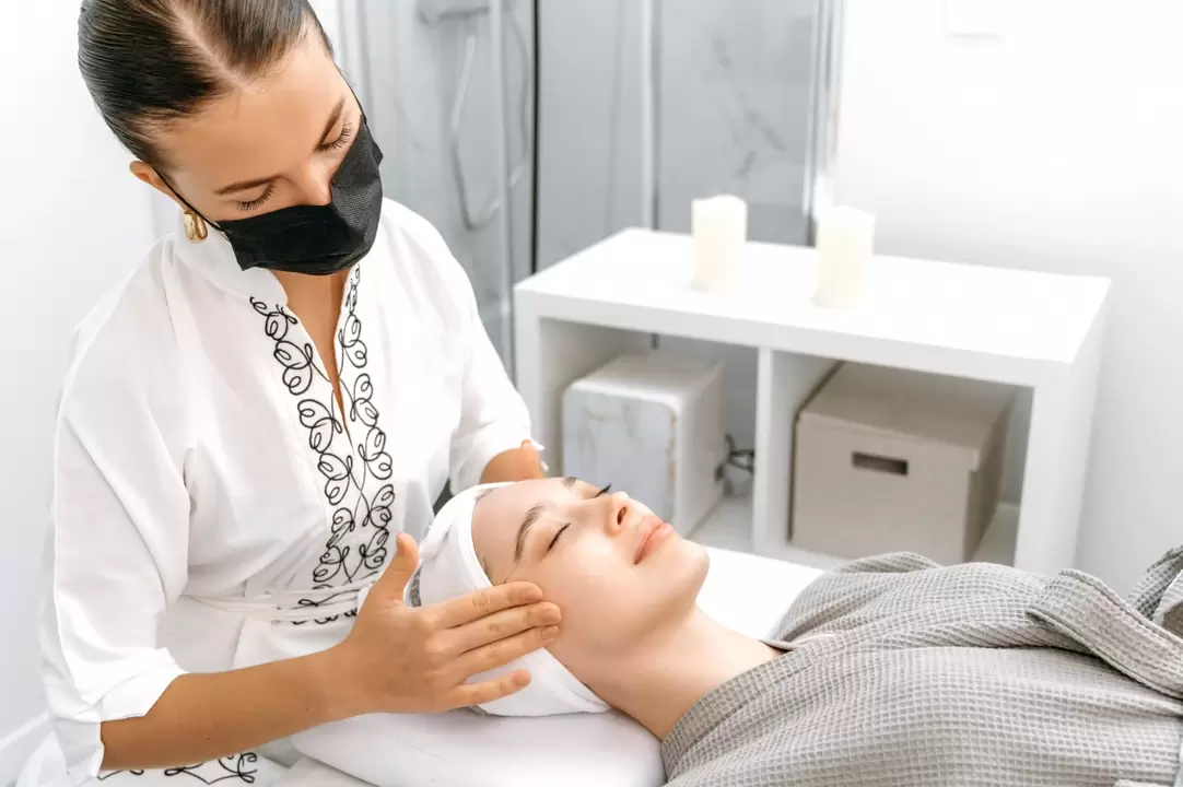 El masaje profesional promueve el rejuvenecimiento de la piel del rostro sin inyecciones. 