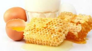 huevo - mascarilla de miel para el rejuvenecimiento de la piel del rostro
