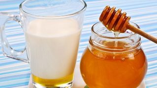Kéfir con miel para un tratamiento rejuvenecedor de la piel de las manos